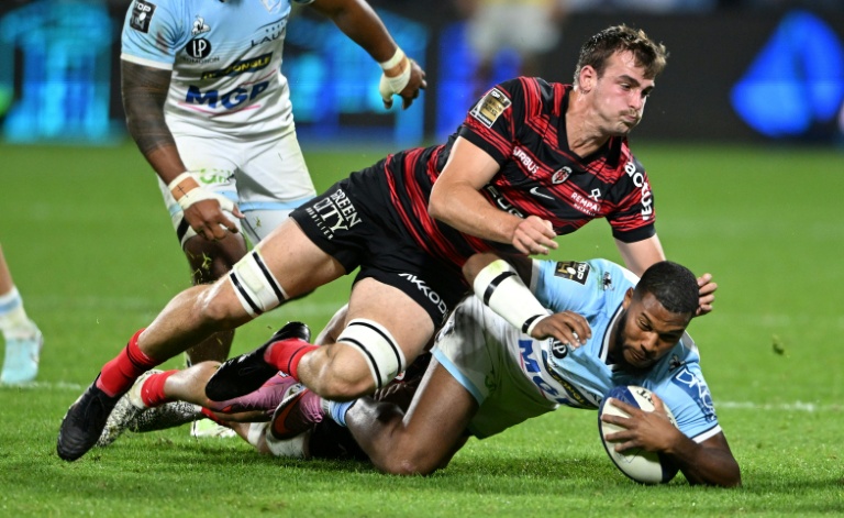 Le troisième ligne de Toulouse Léo Banos (à gauche) en train de plaquer l'arrière bayonnais Cheikh Tiberghien à Jean-Dauger, le 5 octobre 2025