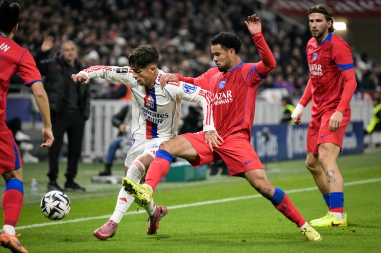 Warren Zaire-Emery défend contre l'attaquant de Lyon Afonso Moreira, lors de la victoire du Paris SG, le 9 novembre 2025 à Décines-Charpieu