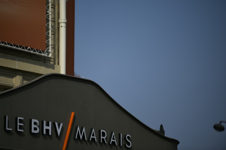 Suscitant un tollé, le géant asiatique a prévu d'ouvrir mercredi son tout premier magasin physique pérenne au BHV, historique grand magasin de Paris, dans un espace de plus de 1.000 m2