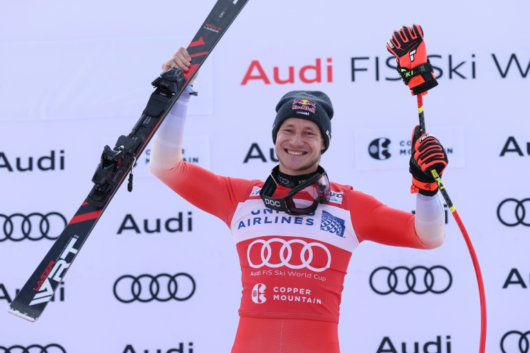 Marco Odermatt sur le podium du super-G de Copper Mountain (Etats-Unis), le 27 novembre 2025