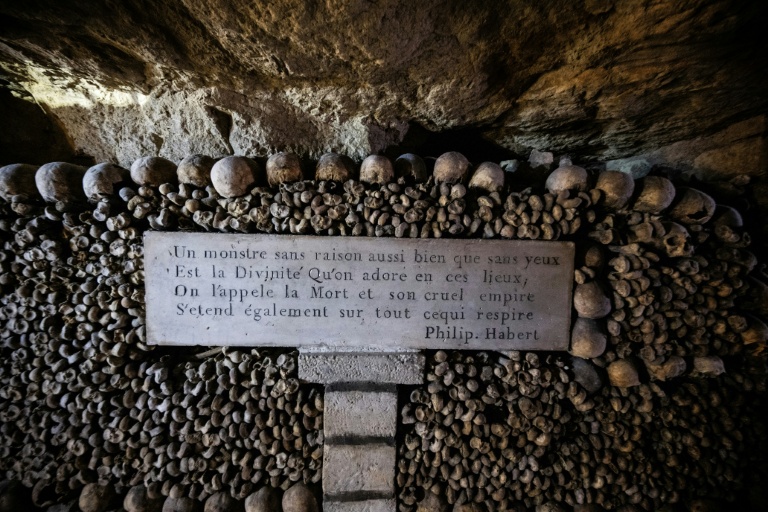 Des ossement entreposés dans les catacombes de Paris, le 12 décembre 2023