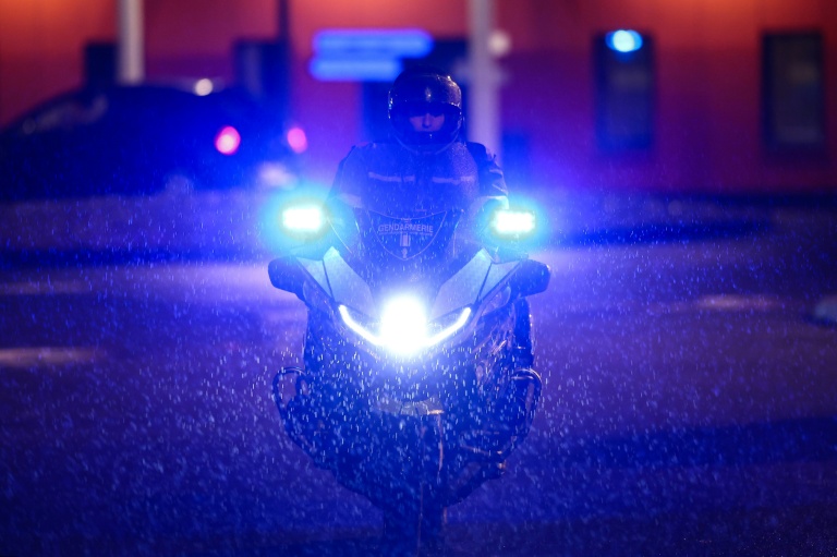 Un motard de la gendarmerie quitte le centre de détention de Vendin-le-Vieil, dans le Pas-de-Calais, le 24 novembre 2025
