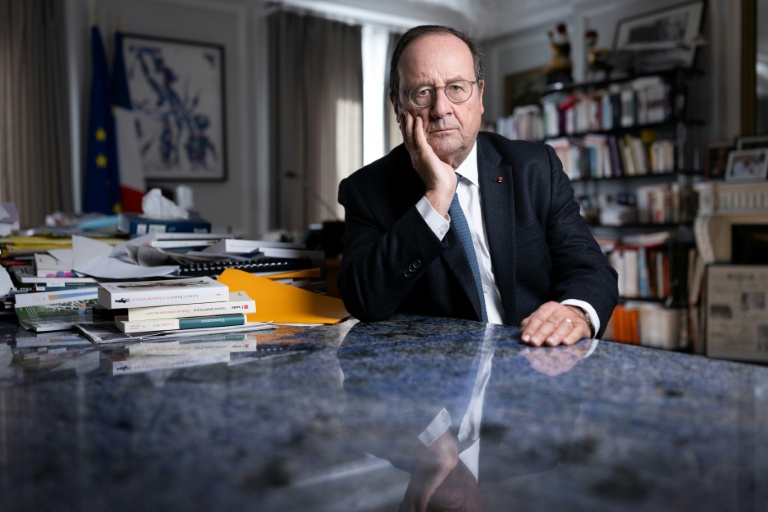 L'ancien président François Hollande dans son bureau à Paris, le 24 octobre 2025