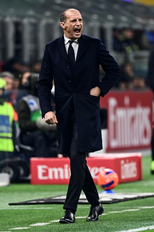 L'entraîneur de l'AC Milan Massimiliano Allegri durant le match de la 13e journée du Championnat d'Italie contre la lazio Rome le 29 novembre 2025 à San Siro