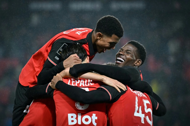 Le Rennais Mahdi Camara (N.45) célèbre avec ses coéquipiers son but contre Monaco, le 22 novembre 2025 à Rennes