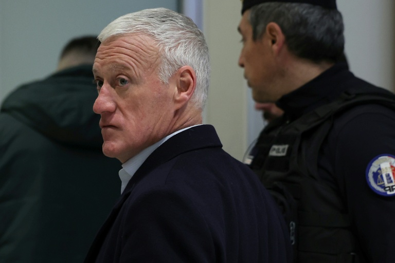Le sélectionneur de l'équipe de France de football Didier Deschamps à son arrivée au tribunal correctionnel de Paris devant lequel il poursuivait le journaliste Daniel Riolo pour diffamation, le 20 novembre 2025