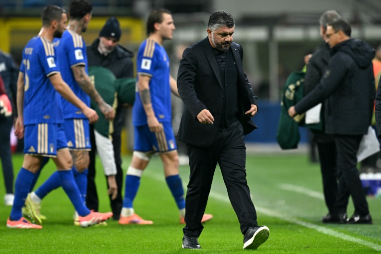 Le sélectionneur italien Gennaro Gattuso et ses joueurs à l'issue du match perdu face à la Norvège, le 16 novembre 2025 à San Siro