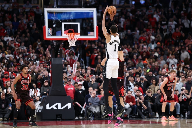 Victor Wembanyama lors du match NBA des San Antonio Spurs contre les Chicago Bulls, le 10 novembre 2025 à Chicago