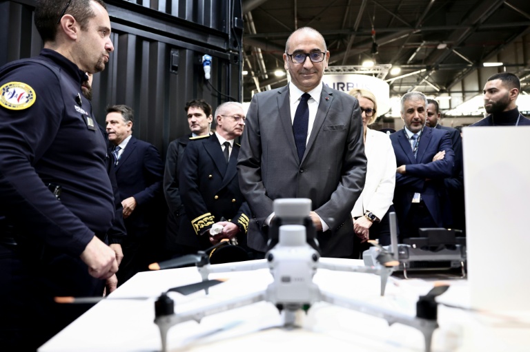 Le ministre français de l'Intérieur Laurent Nunez face à un drone semi-professionnel Mavic au salon de la sécurité MIlipol à Villepinte, au nord de Paris, le 18 novembre 2025