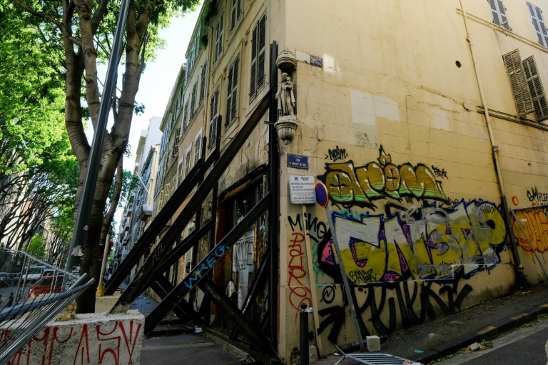 Un immeuble insalubre rue d'Aubagne, dans le centre de Marseille, le 5 mai 2019