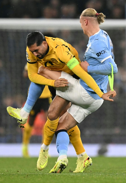 Le défenseur de Dortmund Emre Can au corps à corps avec le buteur en série de Manchester City Erling Haaland pendant le match de Ligue des champions ce mercredi.