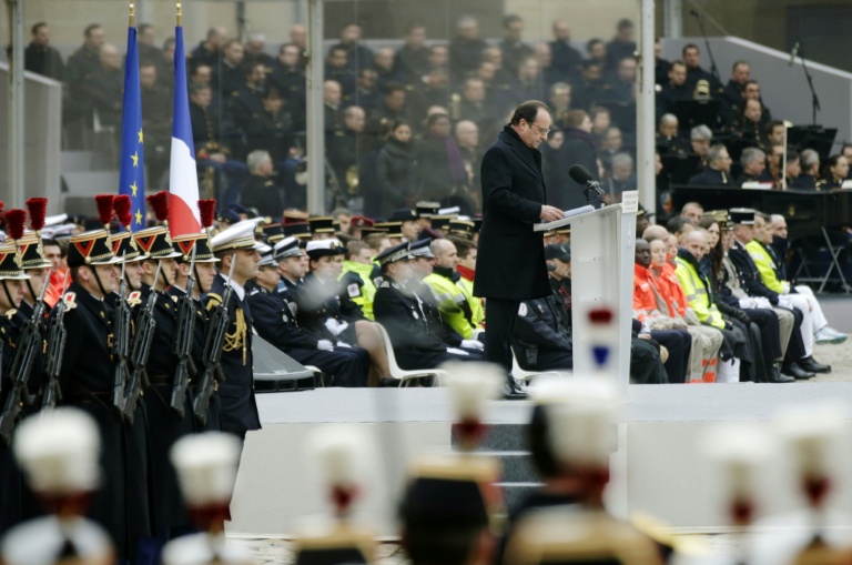 Le président François Hollande prononce un discours lors d'une cérémonie solennelle, le 27 novembre 2015 à l'Hôtel des Invalides, à l'occasion de l'hommage national aux 130 victimes des attentats du 13 novembre 2015 à Paris