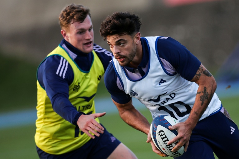 L'ouvreur Emile Ntamack (d) et le centre Emilien Gailleton à l'entraînement de l'équipe de France de rugby le 18 novembre 2025 à Marcoussis