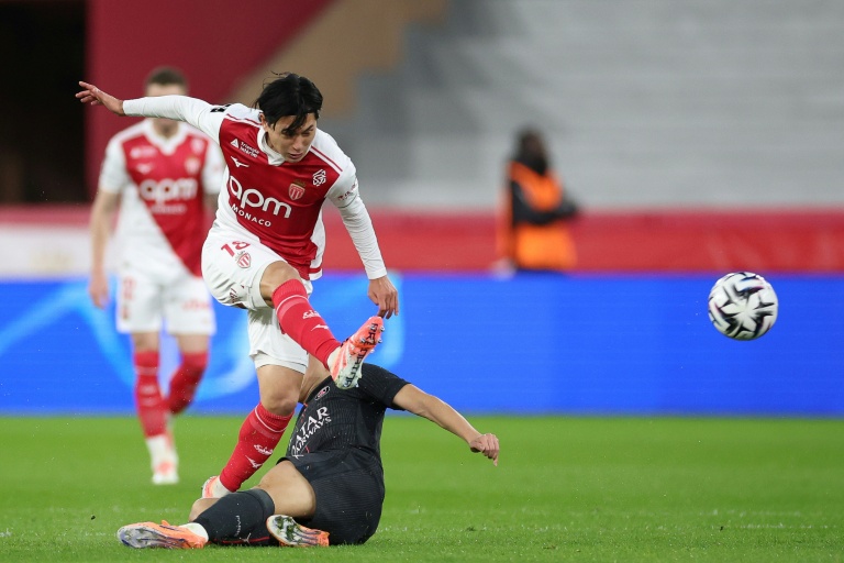 L'attaquant japonais de Monaco Takumi Minamino (à gauche) lors du match de Ligue 1 contre le PSG le 29 novembre 2025 au Stade Louis II de MOnaco
