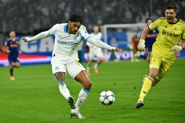Pierre-Emerick Aubameyang déborde le gardien de Newcastle sorti loin de son but et marque le premier but de l'OM mardi en Ligue des champions au Stade Vélodrome.