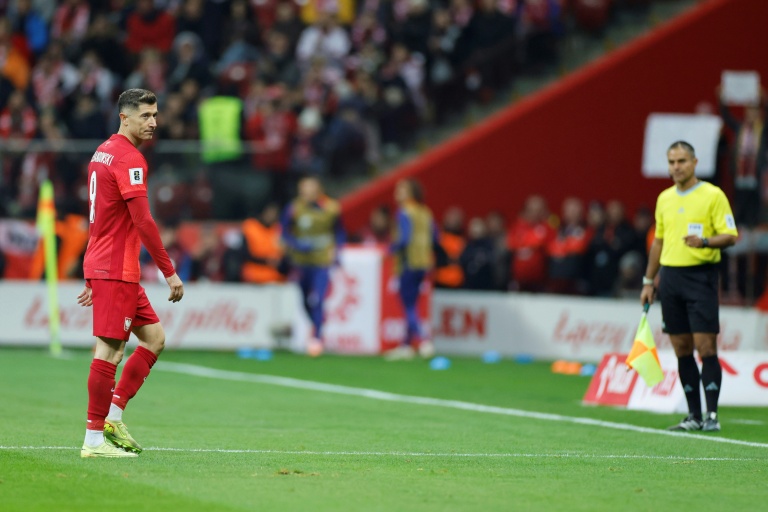 L'attaquant polonais Robert Lewandowski est remplacé lors du match des qualifications au Mondial-2026 contre les Pays-Bas, le 14 novembre 2025 à Varsovie