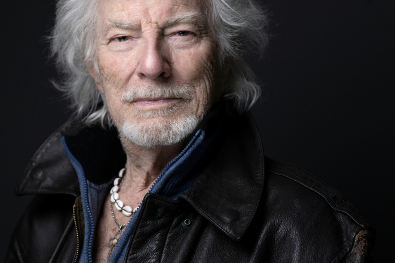 Le chanteur Hugues Aufray, 96 ans, pose chez lui à Marly-le-Roi, dans les Yvelines, le 14 octobre 2025