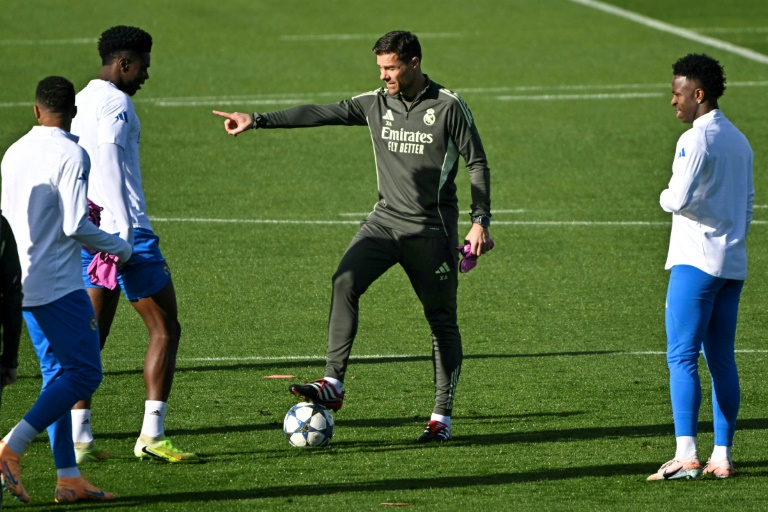 L'entraîneur du Real Madrid Xabi Alonso au milieu de ses joueurs dans le camp d'entraînement du Real à Valdebebas le 25 novembre 2025 près de Madrid