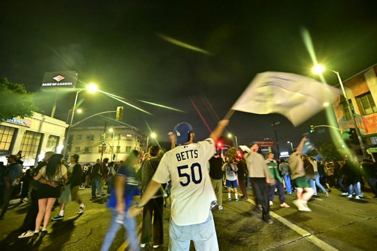 Les supporters des Dodgers fêtent leur nouveau titre en Worlds Series de baseball, le 1er novembre 2025 à Los Angeles