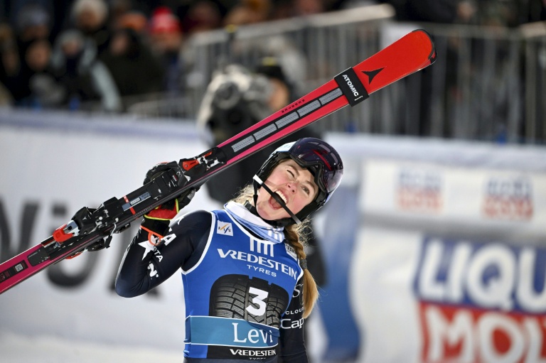 La star américaine Mikaela Shiffrin après sa victoire dans le slalom de Levi, en Finlande, le 15 novembre 2025