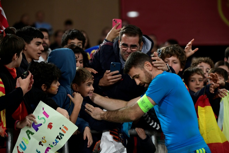 Le gardien espagnol avec les supporters après la qualification pour le Mondial-2026 à la suite du match nul face à la Turquie 2-2, le 18 novembre 2026 à Séville