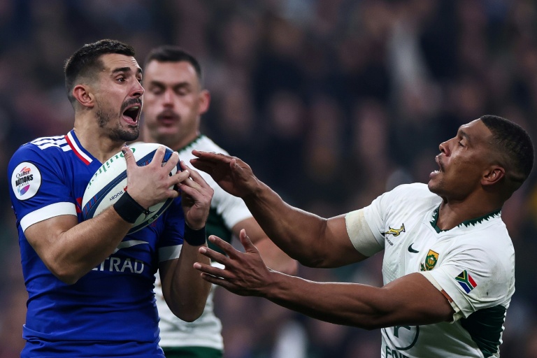 L'arrière français Thomas Ramos (g.) se bat pour le ballon avec l'arrière sud-africain Damian Willemse (d.) lors du match de rugby à XV entre la France et l'Afrique du Sud, à Saint-Denis, le 8 novembre 2025