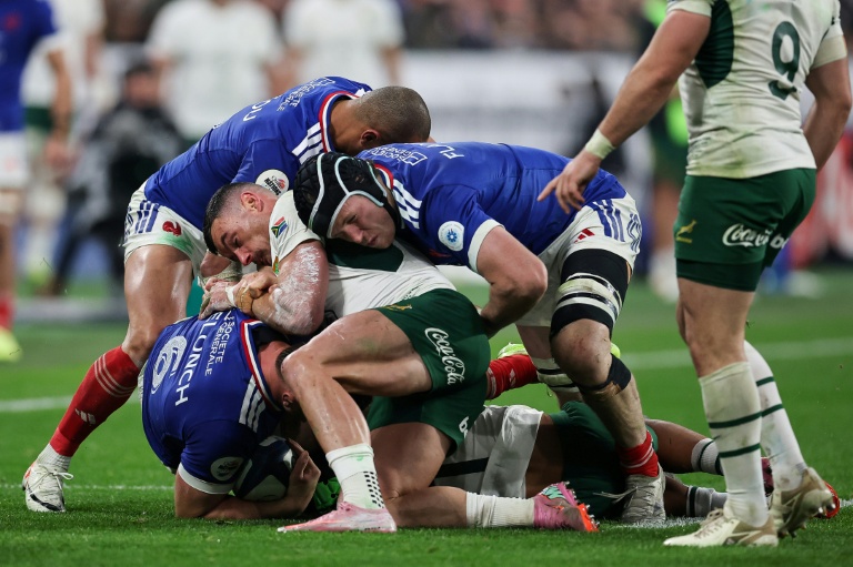 Le troisième ligne aile français Anthony Jelonch est plaqué lors du match contre l'Afrique du Sud, à Saint-Denis, le 8 novembre 2025