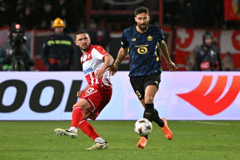 L'attaquant de Lille Olivier Giroud (D) à la lutte avec le défenseur de l'Etoile rouge Milos Veljkovic, lors d'un match de Ligue Europa, le 6 novembre 2025 à Belgrade