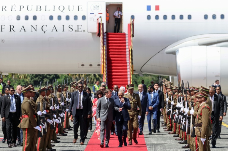 Le président français Emmanuel Macron accueilli par le Premier ministre mauricien Navin Ramgoolam à son arrivée sur l'île Maurice, le 20 novembre 2025