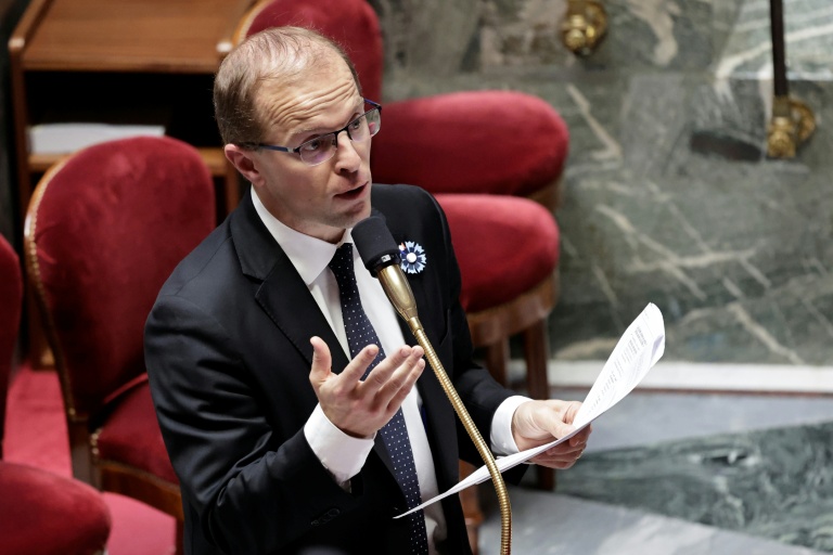Le député de la Droite républicaine Thibault Bazin prononce un discours lors d'une session consacrée à l'examen du projet de budget de la Sécurité sociale (PLFSS) pour 2026 à l'Assemblée nationale, à Paris, le 8 novembre 2025