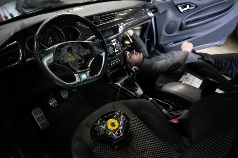 Retrait, par un professionnel, d'un airbag Takata, dans un garage de Mulhouse (Haut-Rhin), le 19 février 2025.