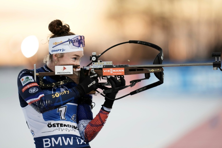 La Française Lou Jeanmonnot, au tir debout, lors du relais d'Ostersund (Suède), le 29 novembre 2025