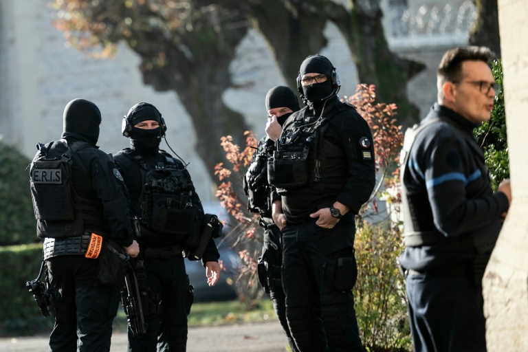 Des membres des Équipes régionales d'intervention et de sécurité (ERIS) montent la garde à la porte d'entrée de la prison de Dijon, le 27 novembre 2025
