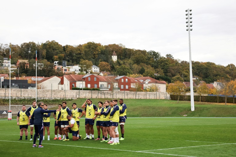 Le sélectionneur Fabien Galthié et les joueurs de l'équipe de France de rugby à l'entraînement à Marcoussis près de Paris le 29 octobre 2025