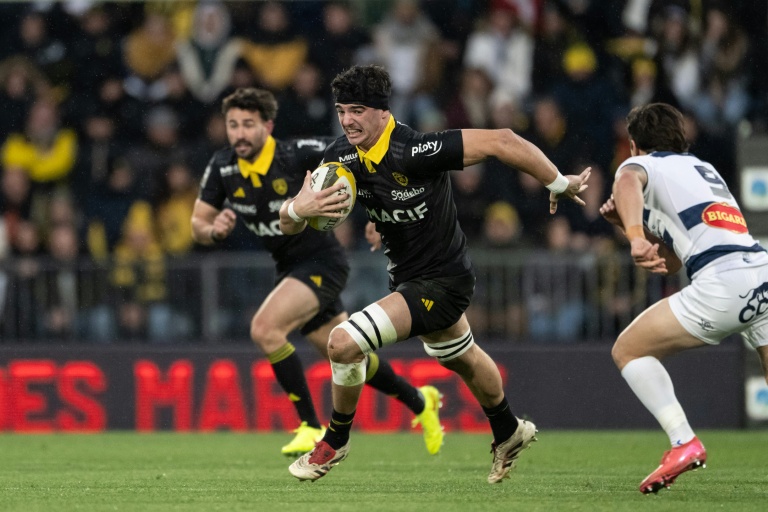 Le troisième ligne rochelais Matthias Haddad (à gauche) face à Castres, le 22 novembre 2025 au stade Marcel-Deflandre