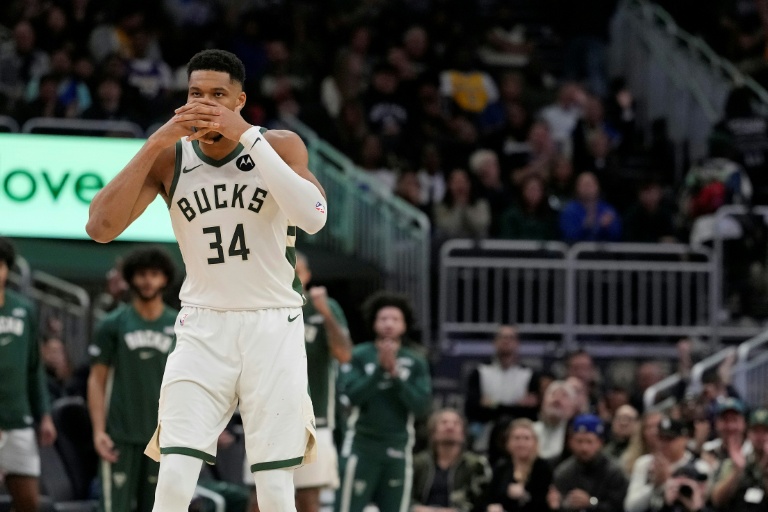 Giannis Antetokounmpo, l'ailier fort grec des Milwaukee Bucks, lors d'une rencontre de saison régulière de la NBA contre les Los Angeles Lakers, à Milwaukee, le 15 novembre 2025