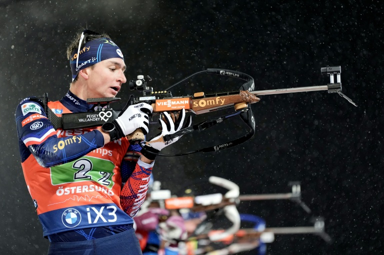 Le biathlète français Eric Perrot lors de l'épreuve de relais mixte à Ostersund, en Suède, le 30 novembre 2025