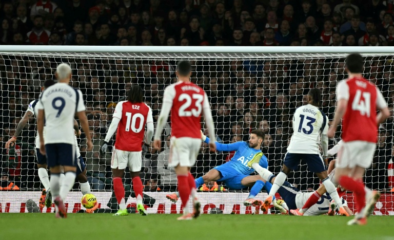 Le gardien de Tottenham Guglielmo Vicario encaisse le premier but lors de la défaite 4-1 contre Arsenal, en Premier League, le 23 novembre 2025 à l'Emirates Stadium