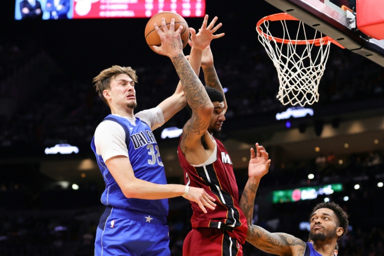 Kel'el Ware, le pivot du Heat de Miami, récupère le ballon face à Cooper Flagg, l'ailier des Dallas Mavericks, lors d'un match de NBA disputé à Miami, le 24 novembre 2025