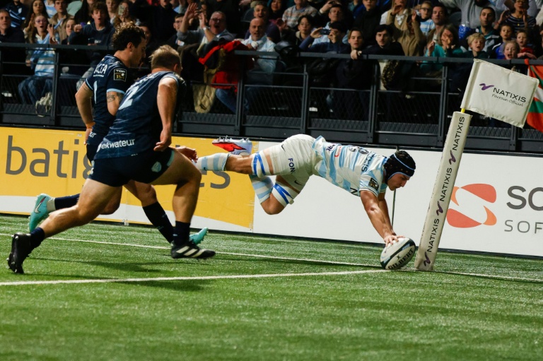 Le troisième ligne du Racing 92 Maxime Baudonne marque un essai contre Bayonne, le 22 novembre 2025 à la Défense Arena de Nanterre