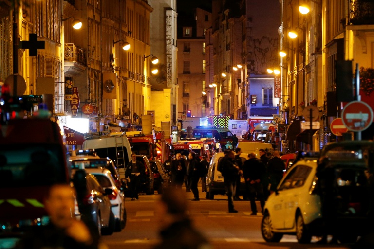 Des forces de police, des pompiers et des secouristes sécurisent les abords du Bataclan, dans le centre de Paris, le 14 novembre 2015 après un attentat dans la salle de concert