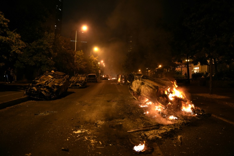 Des voitures en feu dans une rue de Nanterre après la mort du jeune Nahel tué par un policier, le 30 juin 2023 dans les Haut-de-Seine