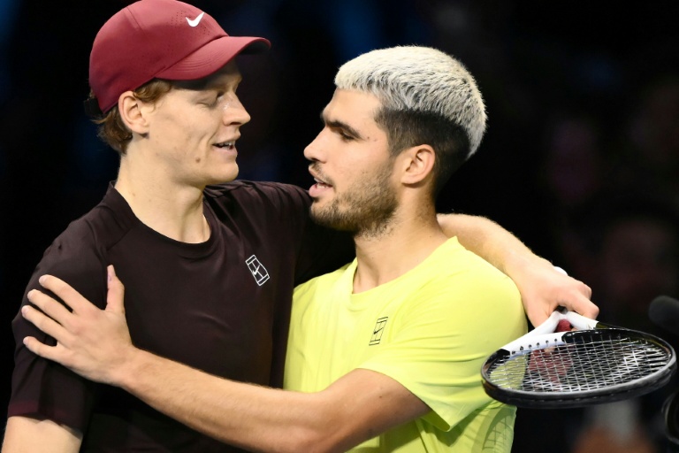 L'Italien Jannik Sinner félicité par l'Espagnol Carlos Alcaraz après la finale du Masters ATP le 16 novembre 2025 à Turin