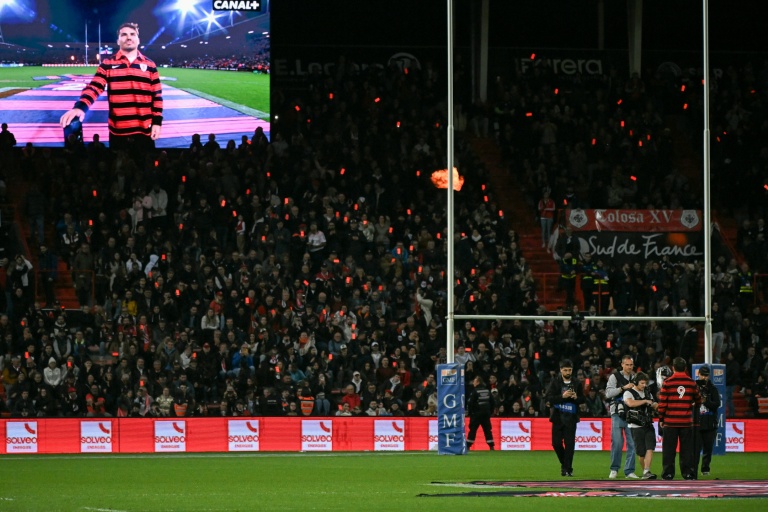 Le demi de mêlée de Toulouse Antoine Dupont lors de la signature de sa prolongation de contrat, sur la pelouse du Stade Ernest-Wallon, à Toulouse, le 1er novembre 2025