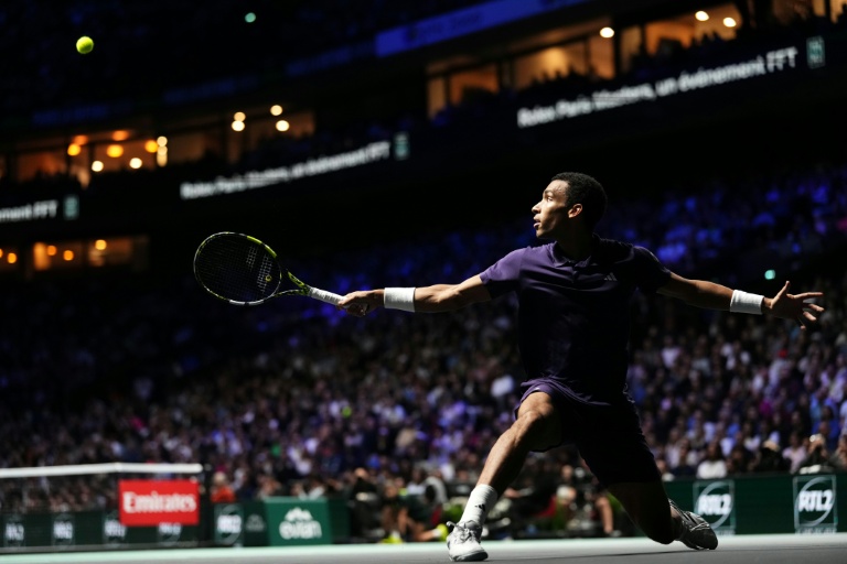 Le Canadien Felix Auger-Aliassime, fraîchement réintégré au top 10 du classement ATP, lors de sa victoire face à Alexander Bublik en demi-finale du Masters 1000 de Paris le 1er novembre
