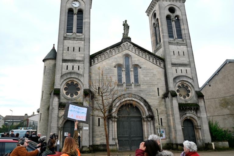 Des manifestants devant l'église où a eu lieu une cérémonie en hommage à Pétain organisée par une association, le 15 novembre 2025, à Verdun dans la Meuse