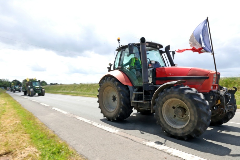 Des membres du syndicat agricole Coordination rurale participent à une manifestation à Wattignies, dans le nord de la France, le 28 mai 2025