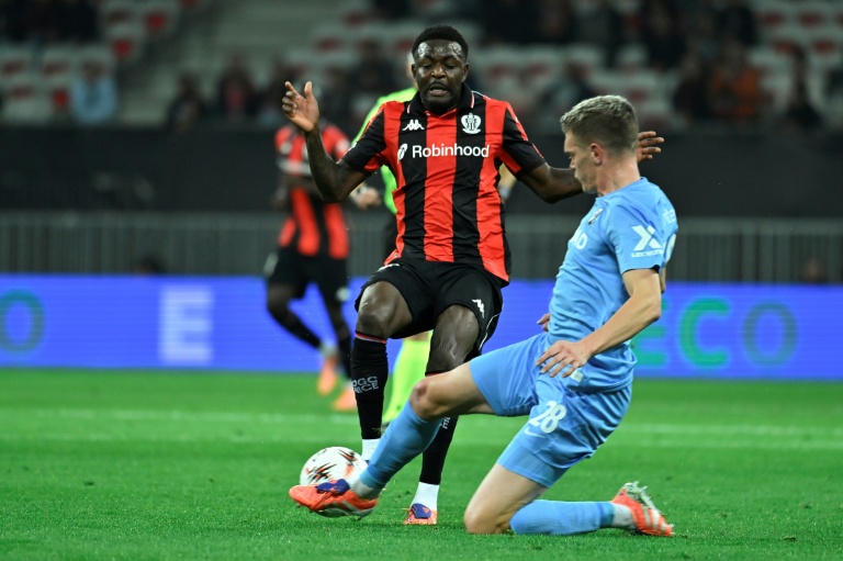 Le défenseur de Fribourg Matthias Ginter (D) tacle le Niçois Salis Abdul Samed lors de la défaite des Azuréens 3-1 en Ligue Europa, le 6 novembre 2025 à l'Allianz Riviera