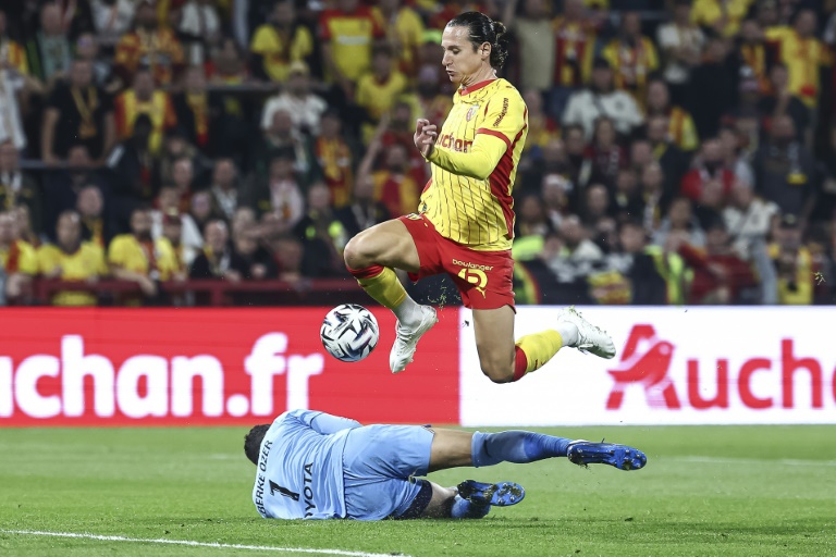 Le N.10 de Lens Florian Thauvin lors d'un face à face avec le gardien de Lille Berke Ozer, le 20 septembre 2025 au stade Bollaert