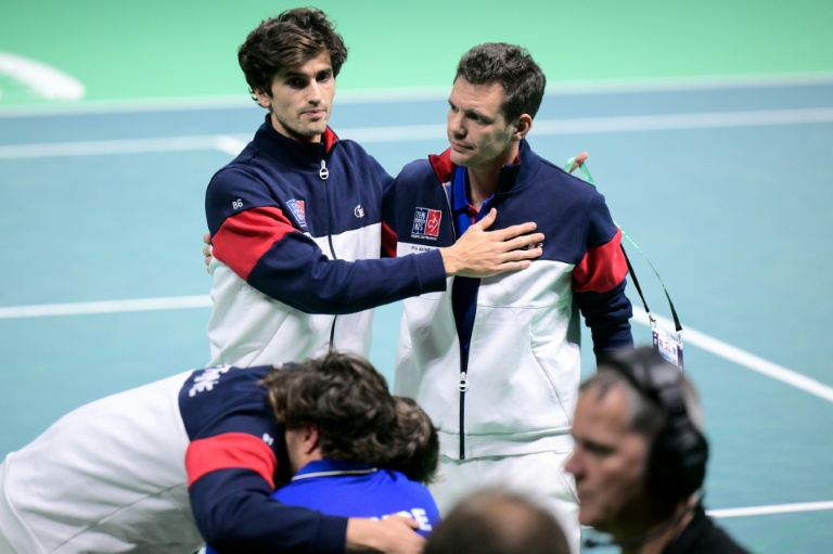 Le clan français dépité (ici le capitaine Paul-Henri Mathieu (à dr.) réconfortant Pierre-Hugues Herbert après la défaite devant la Belgique à Bologne, le 18 novembre 2025